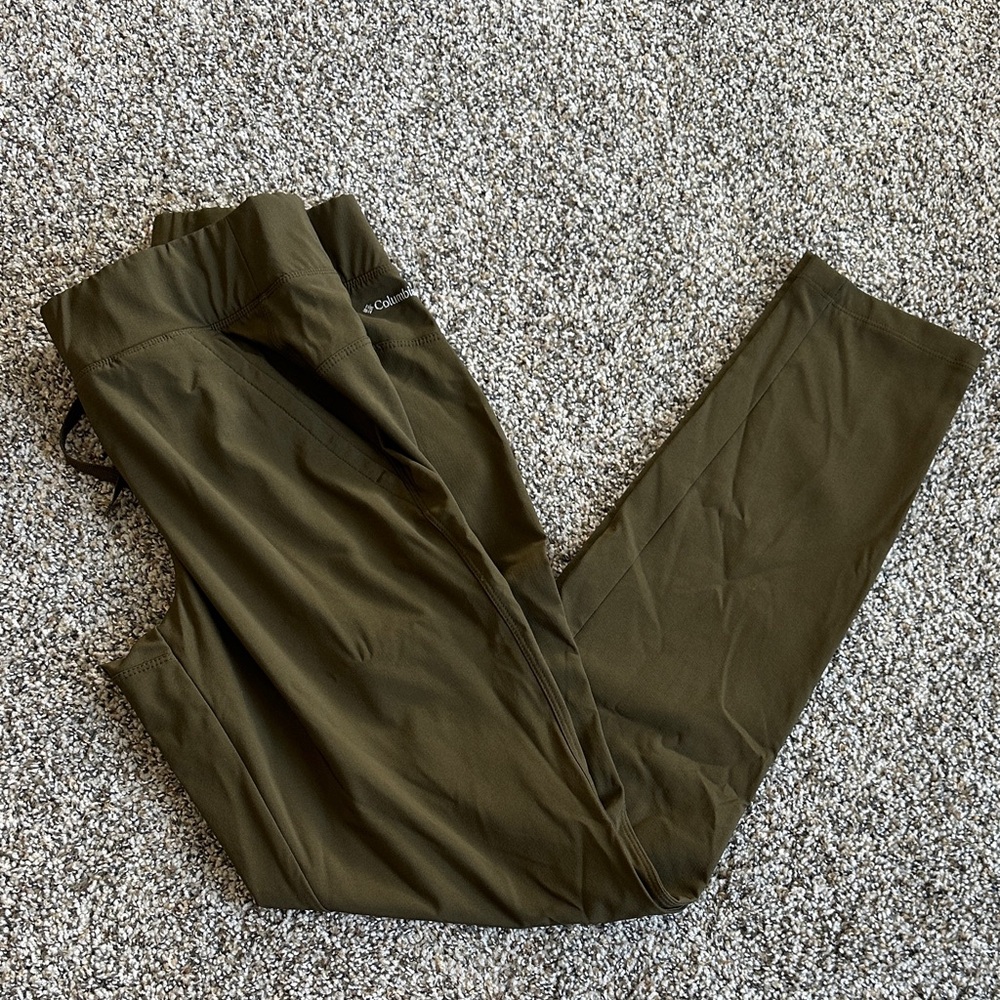 Columbia women’s Forest Green Cargo Pants